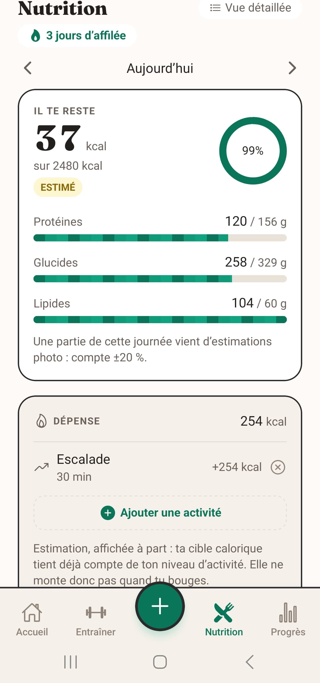Food log: the day’s calorie target gauge and the list of logged meals.